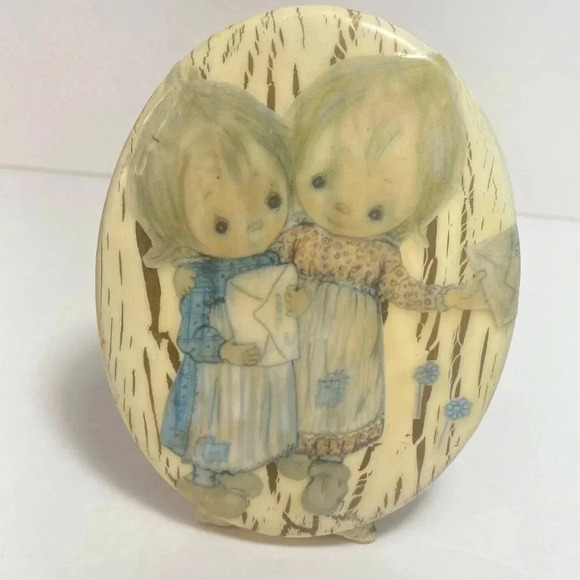 Betsy Clark Hallmark Friends Decoupage Plaster Plaque Little Cottage Girls Vtg - Picture 1 of 8